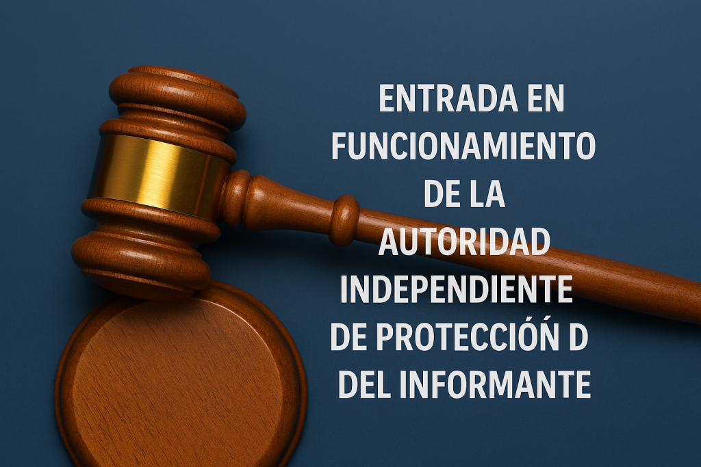 “Fotografía de un mazo judicial sobre fondo azul con texto en español anunciando la creación de la Autoridad Independiente de Protección del Informante, simbolizando justicia y protección legal. Relacionada con el Canal de Denuncias también conocido como canal del informante”